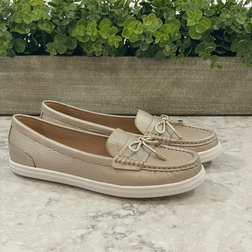 NIB Jack Rogers Remy Weekend Flat, Platinum color, Size 7
